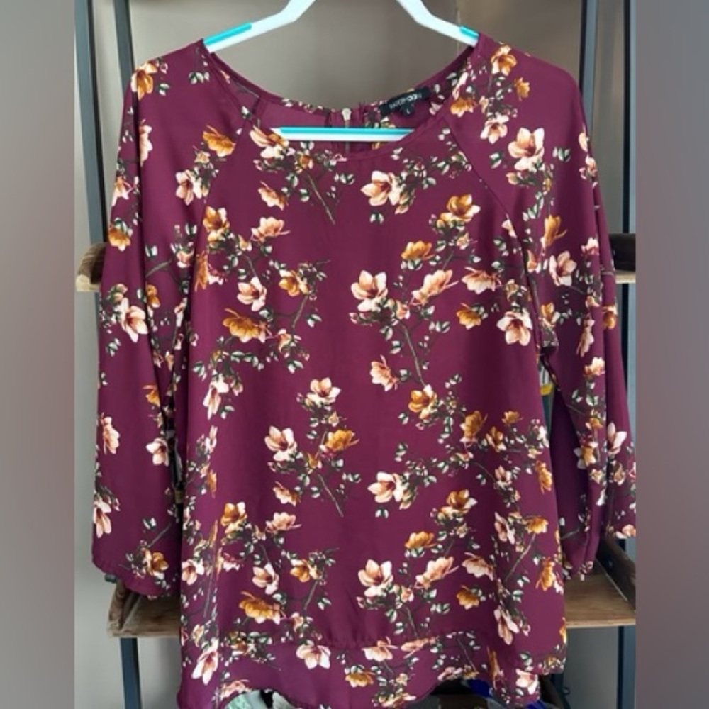 Floral business casual top. Size L